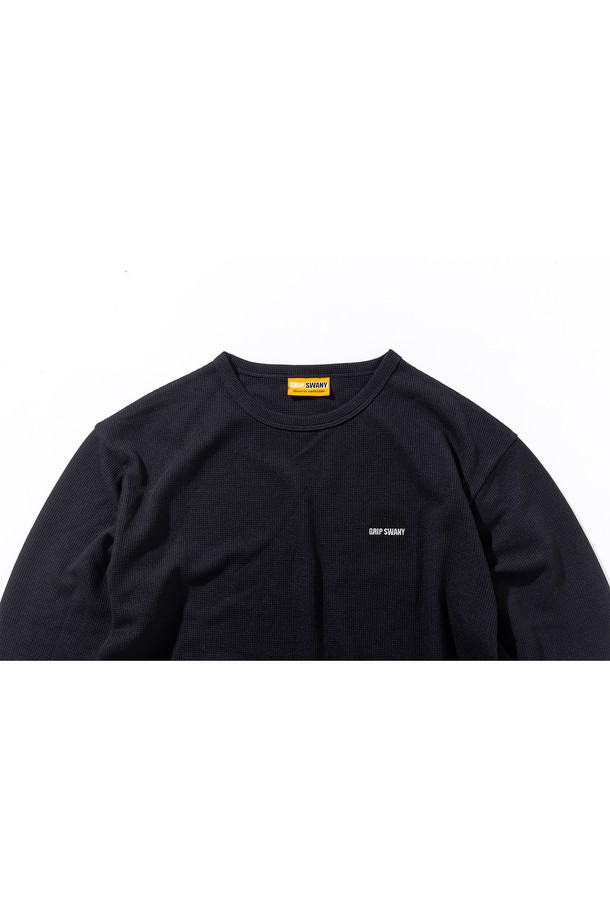 [GSMCT-074] 써멀 긴소매 티셔츠 블랙은 사계절 활용 가능한 남녀 공용 티셔츠입니다. 부드러운 촉감의 리사이클 폴리에스터 소재로 제작되었으며, 와플 패턴과 레귤러핏 디자인이 특징입니다. 얇은 두께감으로 편안한 착용감을 제공하며, UV 차단, 항균, 흡습, 속건 기능으로 쾌적함을 유지합니다. 베이직 스타일로 미니멀, 캐주얼, 클래식 등 다양한 스타일 연출이 가능하며, 라운드넥과 원포인트 디자인으로 심플함을 더했습니다. 바인더 넥 처리가 되어 있어 늘어짐을 방지합니다.
