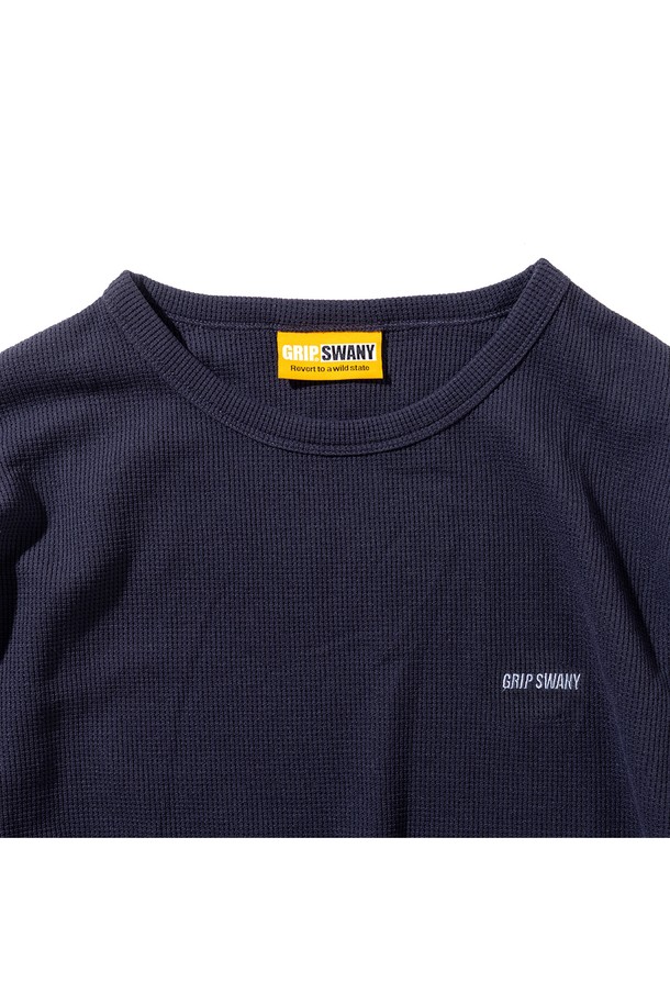 [GSMCT-074] 써멀 긴소매 티셔츠 네이비는 남성용으로, 가을과 겨울에 착용하기 좋은 두꺼운 두께감의 써멀 티셔츠입니다. 베이직하면서도 스포티한 스타일로 출근룩을 포함한 일상복으로 활용도가 높습니다. 와플 패턴의 네이비 컬러가 특징이며, 레귤러 핏으로 편안하게 착용 가능합니다. 폴리에스터 소재로 제작되어 부드러운 촉감을 제공하며, UV차단, 향균, 흡습, 속건 기능까지 갖춰 기능성까지 더했습니다. 넥 바인더 처리와 리사이클 소재를 사용하여 내구성과 친환경성을 높였습니다.
