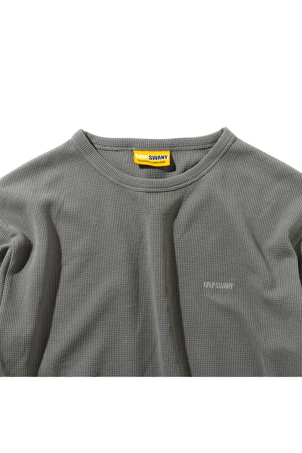 [GSMCT-074] THERMAL L/S 티셔츠 올리브는 베이직한 스타일의 남성용 긴소매 티셔츠입니다. 사계절 착용 가능하며, 출근룩과 비즈니스 캐주얼에 적합합니다. 부드러운 촉감의 폴리에스테르 소재로 제작되었으며, 와플 패턴과 레귤러핏 디자인이 특징입니다. UV 차단, 향균, 흡습, 속건 기능을 갖춰 기능성까지 갖췄으며, 바인더 넥 처리와 리사이클 폴리에스터 소재를 사용하여 편안함과 환경 보호를 동시에 고려했습니다. 미니멀, 캐주얼, 클래식 스타일을 즐겨 입는 분들께 추천합니다.
