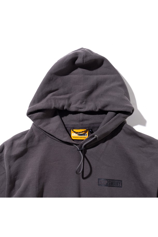 [GSMCT-075] GS 스웨트 후디 스틸 그레이는 봄, 가을, 겨울 모두 활용 가능한 공용 후드티입니다. 부드러운 면 소재로 제작되어 편안한 촉감을 제공하며, 루즈핏 실루엣으로 여유로운 착용감을 선사합니다. 무지 디자인에 스틸 그레이 컬러가 더해져 캐주얼하고 베이직한 스타일을 연출하며, 코드 스토퍼 디테일로 포인트를 더했습니다. 캠핑룩이나 집콕룩 등 다양한 TPO에 활용 가능하며, 미니멀한 스타일을 즐기는 분들께 추천합니다.
