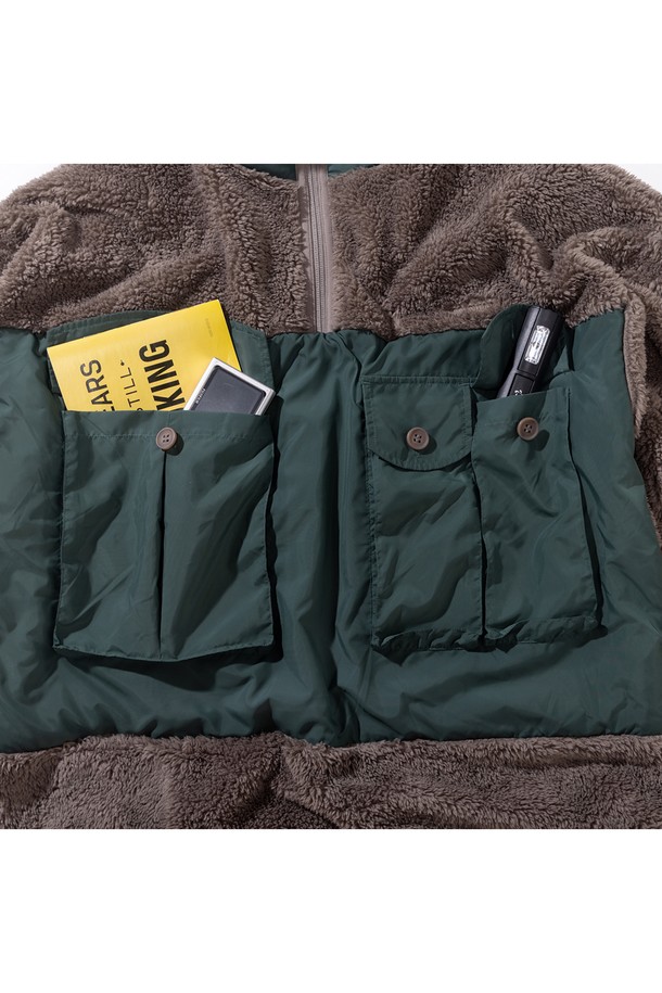 [GSWCT-080] HIGHNECK CORAL FLEECE PULLOVER MOCHA는 부드러운 플리스 소재와 나일론 소재를 혼방하여 제작된 여성용 풀오버입니다. 가을, 겨울 시즌에 어울리는 두꺼운 두께감으로 따뜻하게 착용할 수 있으며, 루즈핏 디자인으로 편안한 착용감을 선사합니다. 하이넥 디자인과 가슴 포켓 디테일이 돋보이며, 모카 컬러와 그린 컬러 두 가지로 출시되었습니다. 캐주얼하고 미니멀한 스타일을 연출하기에 좋은 아이템입니다.
