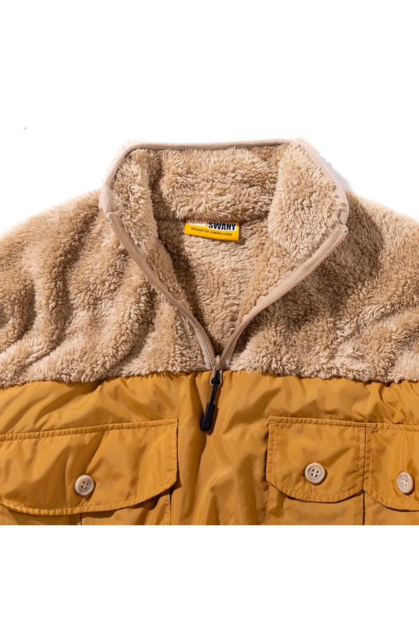 [GSWCT-080] 하이넥 코랄 플리스 풀오버 베이지는 여성용 플리스 자켓입니다. 베이지 및 머스타드 컬러로 출시되었으며, 가을과 겨울에 따뜻하게 착용할 수 있습니다. 루즈핏의 두꺼운 플리스 소재에 하이넥 디자인과 가슴 포켓, 배색 디테일로 캐주얼, 스포티한 스타일을 연출합니다. 산책룩, 캠핑룩 등 다양한 TPO에 활용 가능하며, 미니멀한 스타일을 선호하는 분들께 추천합니다. 부드러운 촉감과 긴 소매 기장으로 편안함을 더했습니다.
