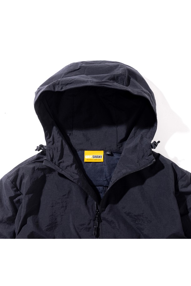 [GSWJ-081] 브러쉬드 메쉬 안감 코트 블랙은 우아한 스타일을 추구하는 여성들을 위한 미디엄 기장의 후드 코트입니다. 블랙 컬러의 무지 디자인으로, 출근룩과 여행룩 등 다양한 TPO에 활용 가능합니다. A라인 핏에 뒷면 플리츠 디테일을 더해 여성스러운 실루엣을 연출하며, 발수 기능을 갖춰 야외 활동에도 적합합니다. 두꺼운 두께감의 나일론 소재와 부드러운 촉감, 기모 메쉬 안감으로 가을, 겨울철 따뜻하고 편안하게 착용할 수 있습니다. 클래식, 미니멀, 캐주얼 스타일 모두 소화 가능한 활용도 높은 아이템입니다.
