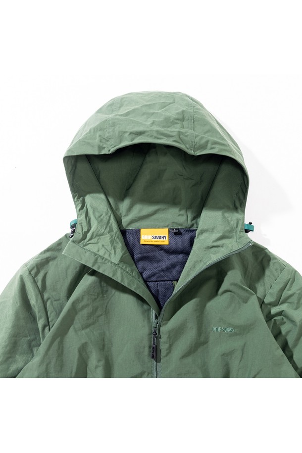 [GSWJ-081] 브러쉬드 메쉬 라이닝 코트 그린은 여성스러운 스타일을 연출하는 미디엄 기장의 후디 코트입니다. 그린 컬러의 무지 디자인으로, 가을과 겨울에 따뜻하게 착용할 수 있습니다. A라인 핏에 집업 방식으로 편안하게 여밀 수 있으며, 발수 기능과 보온성을 갖춰 일상 및 아웃도어 활동에 적합합니다. 특히 플리츠 디테일과 부드러운 촉감의 기모 안감, 메쉬 라이닝으로 고급스러움을 더했습니다. 여행룩, 산책룩 등 다양한 TPO에 미니멀, 캐주얼, 클래식 스타일로 활용하기 좋습니다.
