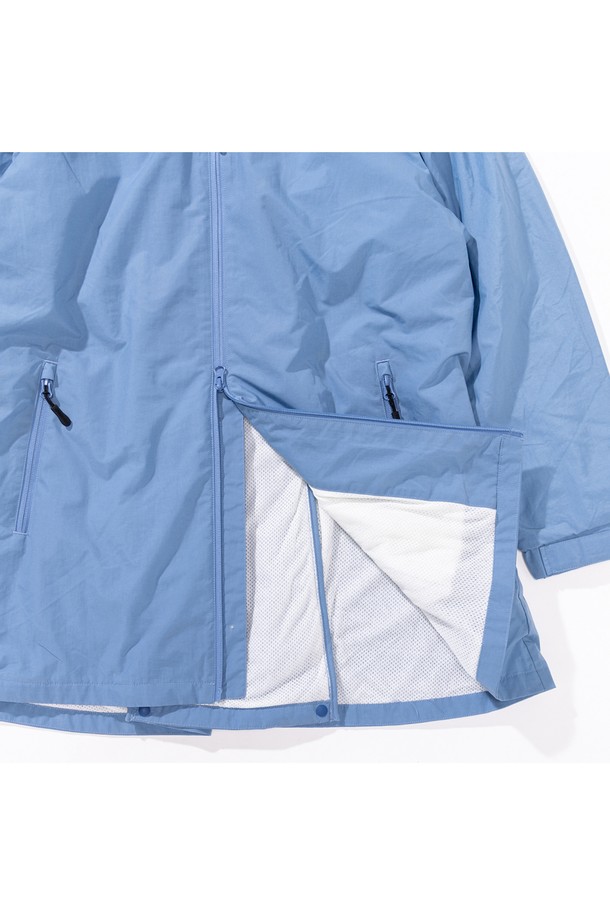 [GSWJ-081] 브러쉬드 메쉬 라이닝 코트 블루는 가을과 겨울, 일상과 아웃도어 활동 모두에 적합한 여성용 코트입니다. 캐주얼, 미니멀, 고프코어 스타일을 아우르며 여행룩, 캠핑룩 연출에 용이합니다. 블루 컬러의 무지 디자인에 A라인 핏으로 세련된 실루엣을 선사하며, 긴 소매와 후드, 집업 여밈 방식으로 편안함을 더했습니다. 두꺼운 두께감과 부드러운 촉감의 나일론 소재, 기모 안감, 발수 기능, 메쉬 라이닝, 플리츠 디테일이 특징입니다. 보온성과 발수 기능을 갖춘 실용적인 아이템입니다.
