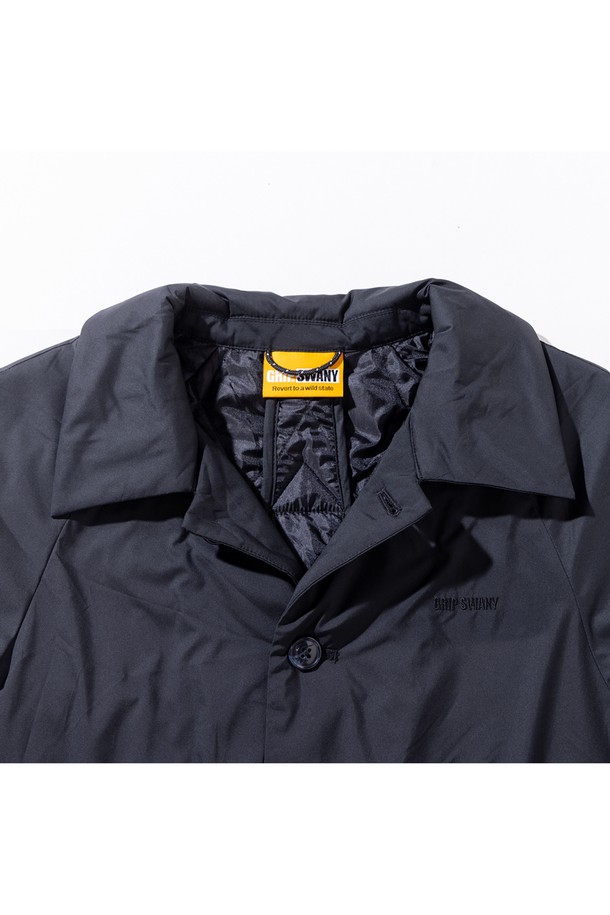 [GSWJ-082] 소티엔 카라 푸퍼 코트 블랙은 여성스러운 A라인 핏과 롱 기장으로 세련된 실루엣을 연출합니다. 겨울철 따뜻함을 책임지는 두꺼운 두께감의 패딩 충전재와 플리츠 디테일이 돋보이는 디자인입니다. 미니멀하고 클래식한 스타일로 출근룩에 적합하며, 싱글 버튼 여밈 방식으로 깔끔하게 착용할 수 있습니다. 블랙 컬러의 무지 디자인으로 어떤 옷에도 쉽게 매치하여 다양한 스타일을 연출할 수 있습니다. 나일론 소재로 제작되어 가볍고 편안한 착용감을 선사합니다.
