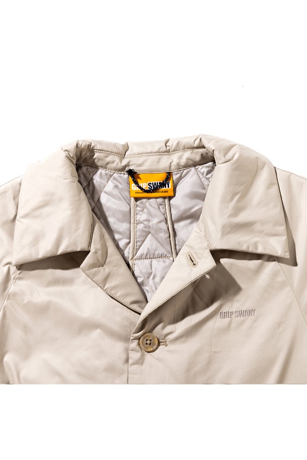 [GSWJ-082] 수티앵칼라 푸퍼 코트 베이지는 여성용 패딩 코트로, 겨울철 일상과 출근룩에 적합한 미니멀하고 클래식한 스타일을 연출합니다. 롱 기장의 A라인 핏으로, 무지 디자인에 버튼 여밈 방식을 갖추고 있습니다. 겉감은 나일론 소재이며, 두꺼운 두께감과 긴 소매 기장으로 보온성을 높였습니다. 

**추가 정보:**

*   **안감**: 패딩
*   **기타 특징**: 플리츠 디테일 및 충전재 포함
