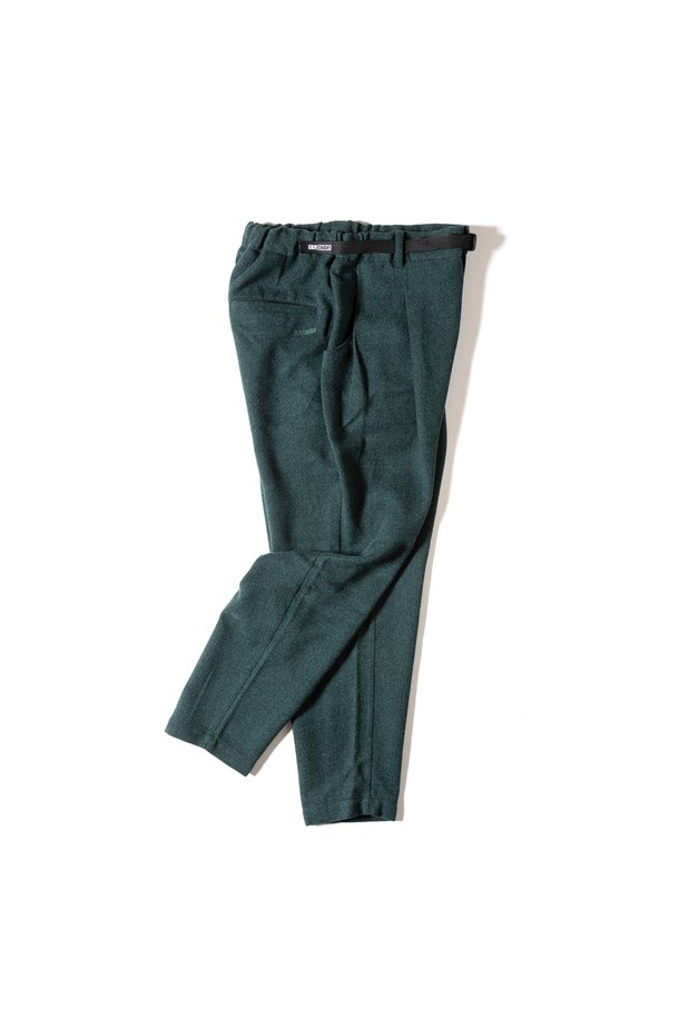 [GSWP-084] 울 라이크 테이퍼드 팬츠 다크 그린은 가을, 겨울 시즌을 위한 여성용 테이퍼드 팬츠입니다. 부드러운 촉감의 울 소재로 제작되어 편안한 착용감을 선사하며, 톤 다운된 다크 그린 컬러가 클래식한 무드를 연출합니다. 루즈핏에 투턱과 플리츠, 멜란지 디테일이 더해져 세련된 실루엣을 완성하며, 밴딩 허리 디자인으로 활동성을 높였습니다. 오피스룩, 출근룩, 모임룩 등 다양한 TPO에 활용할 수 있는 미니멀하고 클래식한 스타일의 긴 바지입니다.
