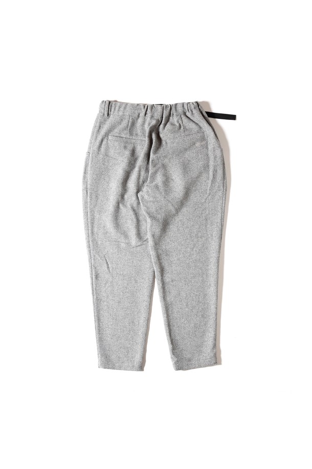 [GSWP-084] 울 라이크 테이퍼드 팬츠 그레이는 부드러운 촉감의 울 소재로 제작되어 가을, 겨울 시즌에 착용하기 좋은 여성 테이퍼드 팬츠입니다. 멜란지 느낌의 은은한 그레이 컬러와 무지 패턴이 어우러져 클래식하고 베이직한 분위기를 연출합니다. 허리 밴딩과 투턱 디테일, 플리츠 디자인으로 편안한 착용감과 세련된 실루엣을 동시에 선사합니다. 출근룩, 오피스룩, 비즈니스 캐주얼 등 다양한 TPO에 활용 가능한 레귤러핏 긴바지입니다. 미니멀하고 시크한 스타일을 선호하는 분들께 추천합니다.
