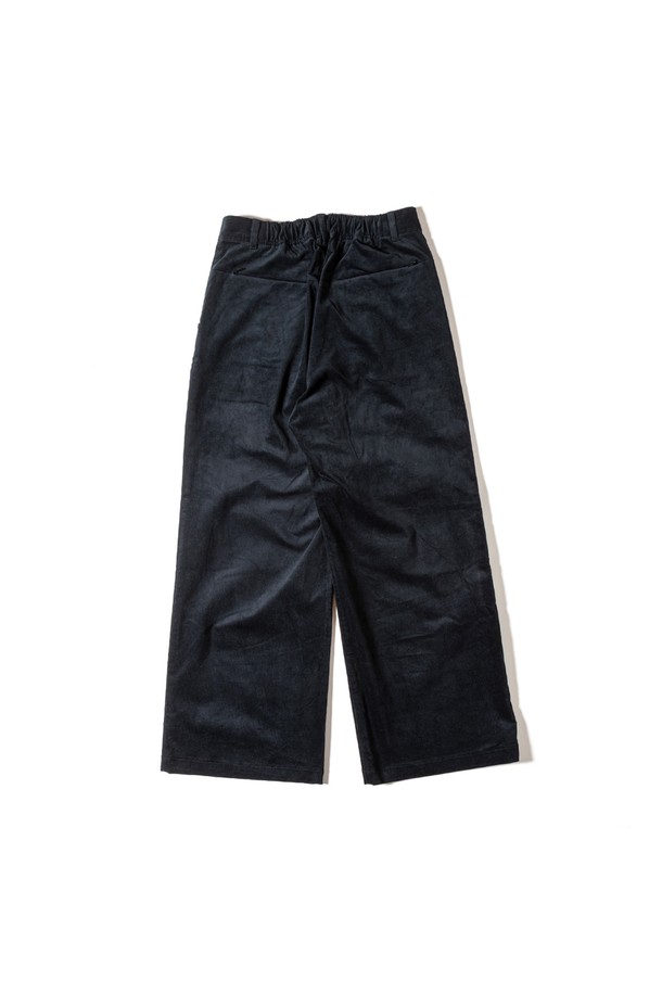 GSWP-085 코듀로이 스트레치 와이드 팬츠 블랙은 부드러운 촉감의 코듀로이 소재로 제작되어 가을과 겨울에 따뜻하게 입을 수 있는 여성용 긴바지입니다. 베이직하고 캐주얼한 스타일로 일상에서 편안하게 착용하기 좋으며, 루즈핏과 와이드한 핏으로 활동성을 높였습니다. 밴딩 처리로 편안함을 더했으며, 무지 디자인에 블랙 컬러로 어떤 상의에도 잘 어울립니다. 스트레치 기능이 있어 편안한 착용감을 제공합니다.
