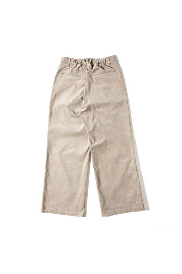 [GSWP-085] 코듀로이 스트레치 와이드 팬츠 베이지는 부드러운 코듀로이 소재로 제작되어 가을과 겨울에 따뜻하게 착용할 수 있습니다. 넉넉한 와이드 핏과 허리 밴딩으로 편안한 착용감을 제공하며, 스트레치 기능이 더해져 활동성을 높였습니다. 베이직하고 캐주얼한 디자인으로 산책룩, 집콕룩 등 다양한 TPO에 활용 가능하며, 미니멀, 클래식 스타일을 즐기는 분들께 추천합니다. 색상은 은은한 베이지 컬러로 어떤 상의와도 매치하기 용이합니다.
