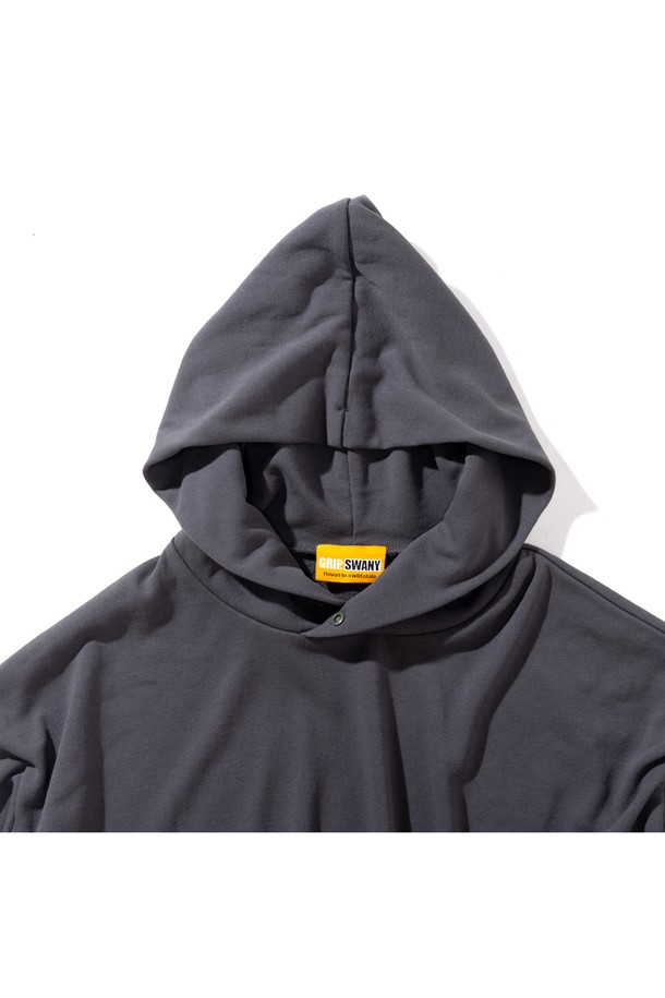 [GSWCT-087] 크롭 후디 차콜 그레이는 여성용 후드티입니다. 미니멀한 스타일의 크롭핏 디자인으로, 봄, 가을에 착용하기 좋습니다. 부드러운 폴리에스테르 소재로 제작되었으며, 로고 패턴이 특징입니다. 긴 소매 기장과 후드 디자인으로 편안함과 스타일을 동시에 제공하며, UV차단, 흡습, 속건, 안티 파일링 기능으로 실용성을 더했습니다.
