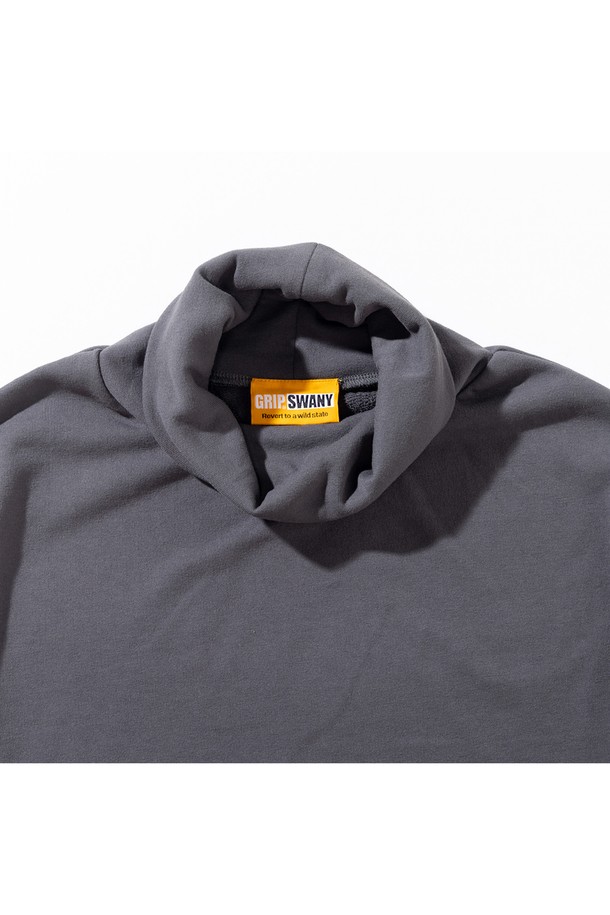 GSWCT-088 하이넥 스웨트 셔츠 차콜 그레이는 여성용으로, 가을과 겨울에 따뜻하게 착용하기 좋습니다. 부드러운 폴리에스터 소재로 제작되었으며, 레귤러 핏과 긴소매, 하이넥 디자인으로 클래식하고 미니멀한 스타일을 연출합니다. UV 차단, 흡습, 속건 기능이 있어 실용적이며, 옆면 리브와 절개 포켓, 안티 파일링 처리로 내구성을 높였습니다. 출근룩으로 활용하기 좋으며, 무지 패턴의 차콜 그레이 컬러로 다양한 스타일링에 활용할 수 있습니다.
