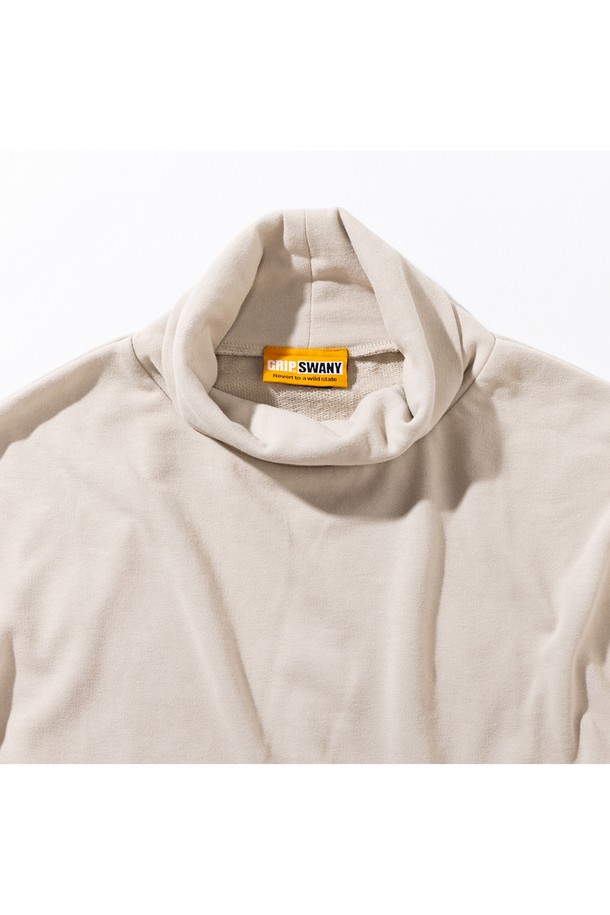 [GSWCT-088] 하이넥 스웨트 베이지는 가을, 겨울 시즌 여성 고객을 위해 디자인된 상의 스웨트셔츠입니다. 부드러운 촉감의 폴리에스테르 소재로 제작되었으며, 레귤러 핏과 레귤러 기장으로 편안한 착용감을 선사합니다. 하이넥 디자인과 긴소매, 무지 패턴이 클래식하고 미니멀한 스타일을 연출하며, 옆면 리브와 포켓 디테일이 실용성을 더합니다. UV 차단, 흡습, 속건 기능과 안티 파일링 처리로 기능성을 높였으며, 출근룩으로 활용하기 좋습니다.
