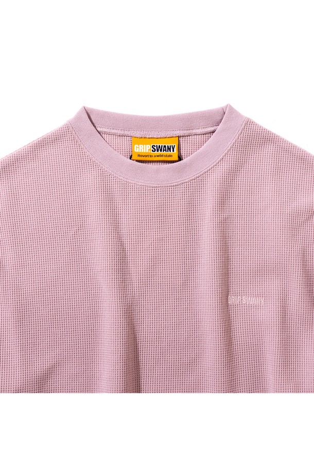 [GSWCT-089] 여성 써멀 L/S 티셔츠는 부드러운 촉감의 폴리에스터 소재로 제작되어 봄, 가을 간절기에 적합한 긴팔 티셔츠입니다. 은은한 핑크 컬러와 미니멀하고 베이직한 스타일로 어떤 룩에도 자연스럽게 매치됩니다. 라운드넥에 루즈핏으로 편안한 착용감을 제공하며, 와플 패턴이 돋보입니다. UV 차단, 흡습, 속건 기능과 안티 필링 처리로 실용성을 더했습니다. 데일리룩, 캐주얼룩, 클래식룩 등 다양한 스타일을 연출할 수 있습니다.
