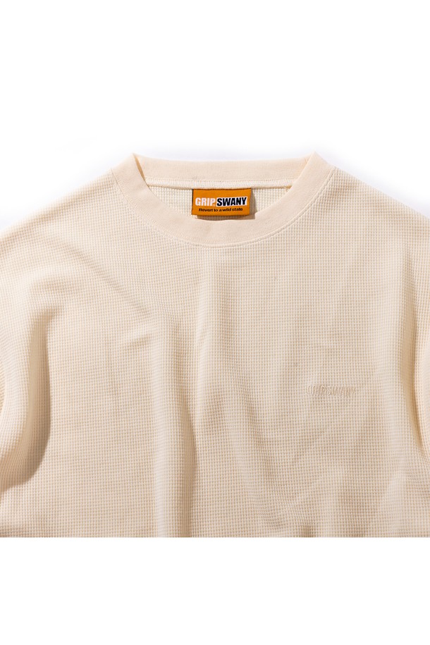 [GSWCT-089] 여성 써멀 긴소매 티셔츠 크림은 미니멀하고 베이직한 스타일의 여성용 티셔츠입니다. 부드러운 촉감의 폴리에스테르 와플 소재로 제작되어 사계절 내내 편안하게 착용할 수 있습니다. 넉넉한 루즈핏과 라운드넥 디자인으로 활동성을 높였으며, UV 차단, 속건 기능과 안티 파일링 기능으로 실용성을 더했습니다. 일상 및 산책룩에 적합하며, 리사이클 소재를 사용하여 환경까지 생각한 제품입니다. 크림 컬러로 어떤 하의에도 손쉽게 매치할 수 있습니다.
