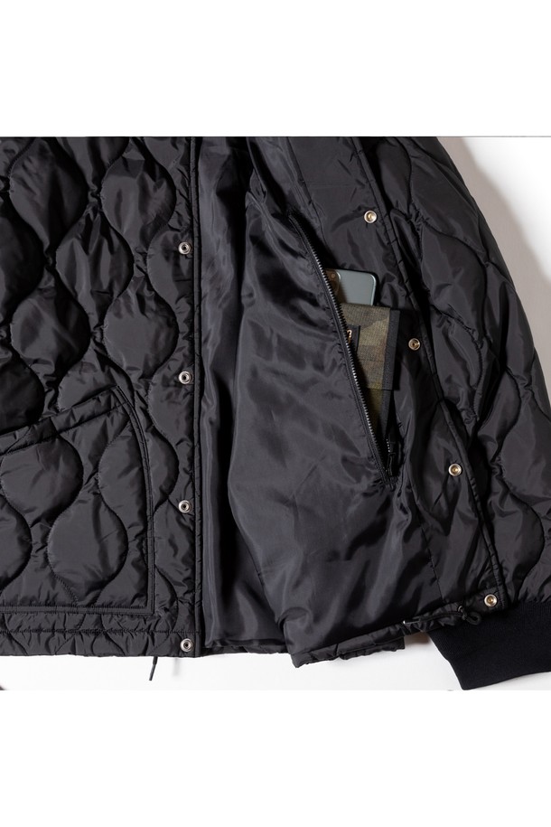 [GSMCT-054] 워터 리펠런트 퀼팅 블루종은 남성용 아우터로, 가을과 겨울에 착용하기 좋습니다. 블랙 컬러의 레귤러핏 블루종으로, 밀리터리 및 빈티지 스타일을 연출하며, 퀼팅 패턴이 특징입니다. 폴리에스테르 소재로 제작되어 두꺼운 두께감을 자랑하며, 발수 기능이 있어 일상생활은 물론 출근룩으로도 활용 가능합니다. 스냅 버튼으로 여밈 방식을 갖춘 긴 소매 블루종으로 클래식, 미니멀, 워크웨어 스타일을 즐기는 분들께 추천합니다.
