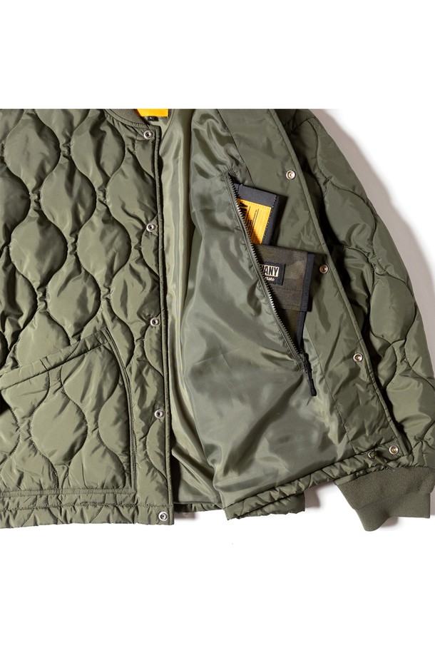 [GSMCT-054] 워터 리펠런트 퀼팅 블루종 올리브는 가을, 겨울 시즌에 적합한 남녀 공용 아우터입니다. 퀼팅 디테일과 밀리터리 스타일이 특징이며, 레귤러 핏으로 편안하게 착용 가능합니다. 방수 및 발수 기능이 있어 일상생활은 물론 출근룩, 여행룩으로도 활용도가 높습니다. 스냅 버튼 여밈 방식과 긴 소매 기장으로 디자인되었으며, 폴리에스테르 소재의 두꺼운 두께감으로 보온성을 더했습니다. 캐주얼, 클래식, 미니멀 스타일을 모두 소화할 수 있는 활용도 높은 블루종입니다.
