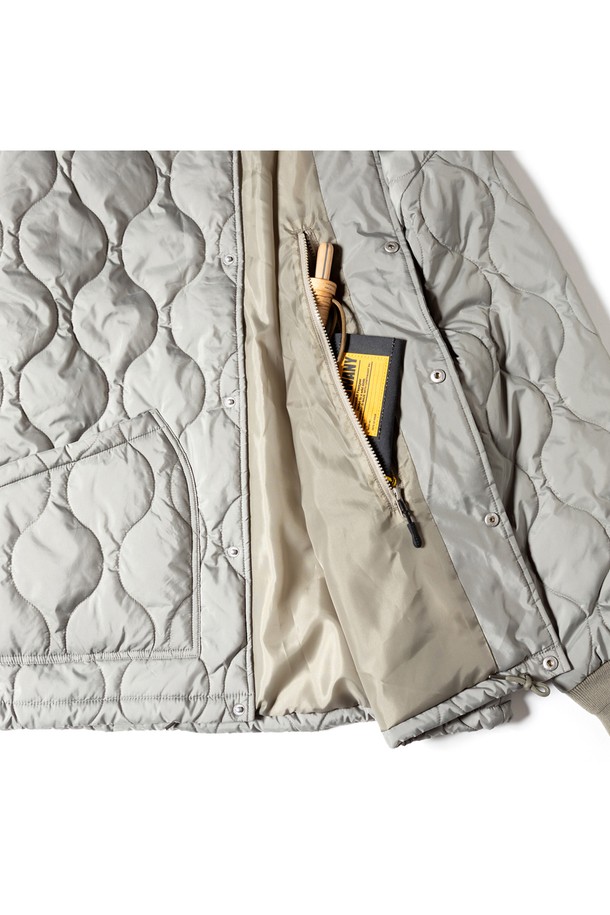 [GSMCT-054] 워터 리펠런트 퀼팅 블루종 카키는 가을, 겨울 시즌에 어울리는 남성용 블루종입니다. 밀리터리 스타일과 빈티지 무드를 결합한 디자인으로, 레귤러핏에 두꺼운 폴리에스테르 소재를 사용하여 보온성을 높였습니다. 퀼팅 패턴과 집업 여밈 방식이 특징이며, 발수 기능을 갖춰 일상생활과 출근룩에 실용성을 더했습니다. 클래식, 워크웨어, 캐주얼 스타일을 모두 소화할 수 있는 다재다능한 아우터입니다.
