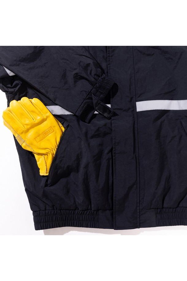 **[GSMJ-055] 리플렉티브 라인 필드 재킷 블랙**은 남성용 필드 재킷으로, 일상 및 아웃도어 활동에 적합합니다. MACLOWLY® 발수 소재와 방수 기능을 갖춰 변덕스러운 날씨에도 쾌적함을 유지하며, 탈부착 가능한 후드와 기모 메쉬 안감으로 보온성을 더했습니다. 밀리터리 및 스포티 스타일을 결합한 디자인으로, 리플렉티브 테이프 디테일이 야간 활동 시 안전성을 높여줍니다. 출근룩, 여행룩, 캠핑룩 등 다양한 TPO에 캐주얼, 미니멀, 스포티 스타일로 연출할 수 있는 활용도 높은 아이템입니다.
