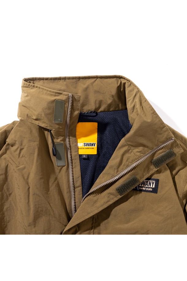 [GSMJ-055] REFLECTIVE LINE FIELD 재킷 카키는 일상, 아웃도어 활동은 물론 여행, 캠핑, 등산 시에도 활용하기 좋은 필드 재킷입니다. 봄, 가을, 겨울 세 계절에 걸쳐 착용 가능하며, 레귤러핏으로 제작되어 편안한 착용감을 선사합니다. 밀리터리 스타일을 기반으로 무지 패턴과 크롭 기장으로 디자인되었으며, 집업 방식으로 간편하게 여밀 수 있습니다. 

주요 소재는 튼튼한 타슬란과 통기성이 좋은 메쉬를 사용하고, 두꺼운 두께감으로 보온성을 높였습니다. 후드와 리플렉티브 테이프 디테일, 발수 기능이 더해져 기능성을 더했으며, 캐주얼, 고프코어, 워크웨어 스타일을 즐겨 입는 분들께 추천합니다.
