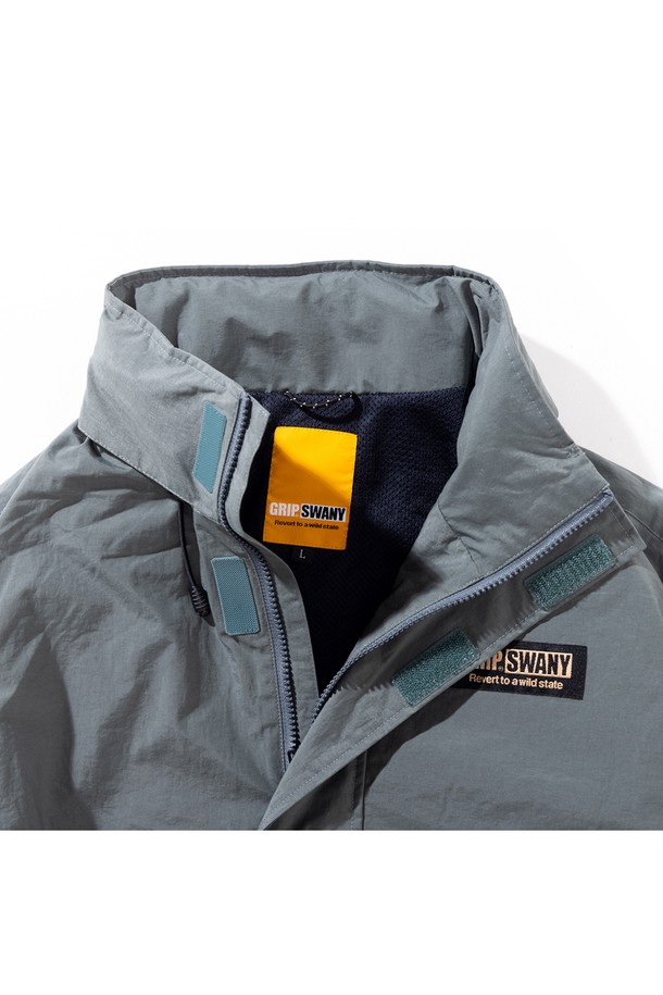 [GSMJ-055] 리플렉티브 라인 필드 재킷 모스 그린은 일상과 아웃도어 활동 모두에 적합한 남녀 공용 아우터입니다. 모스 그린 컬러의 무지 디자인으로 밀리터리 및 스포티 스타일을 연출하며, 봄, 가을, 겨울 세 계절 모두 착용 가능합니다. 레귤러핏의 긴 소매 필드 재킷으로, 후드 탈부착이 가능하며, 리플렉티브 테이프 디테일과 발수 기능, 기모 메쉬 안감을 갖춰 기능성을 높였습니다. 여행, 캠핑, 등산 등 다양한 TPO에 캐주얼, 고프코어, 스포티 스타일로 활용할 수 있는 두꺼운 두께의 재킷입니다.
