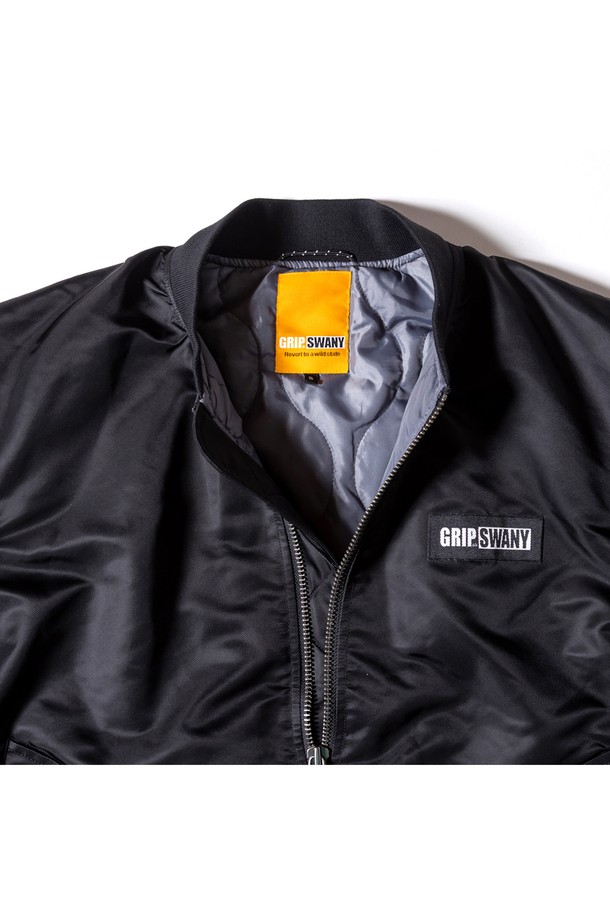[GSMJ-057] 워터 리펠런트 플라이트 재킷 블랙은 남성용 플라이트 재킷입니다. 가을, 겨울 시즌에 적합하며, 일상 및 출근룩, 모임룩에 활용하기 좋습니다. 밀리터리 스타일의 무지 디자인으로, 레귤러핏에 두꺼운 두께감과 긴소매 기장을 갖췄습니다. 발수 처리 및 허리 리브 디테일이 특징이며, 집업 방식으로 간편하게 착용할 수 있습니다. 
