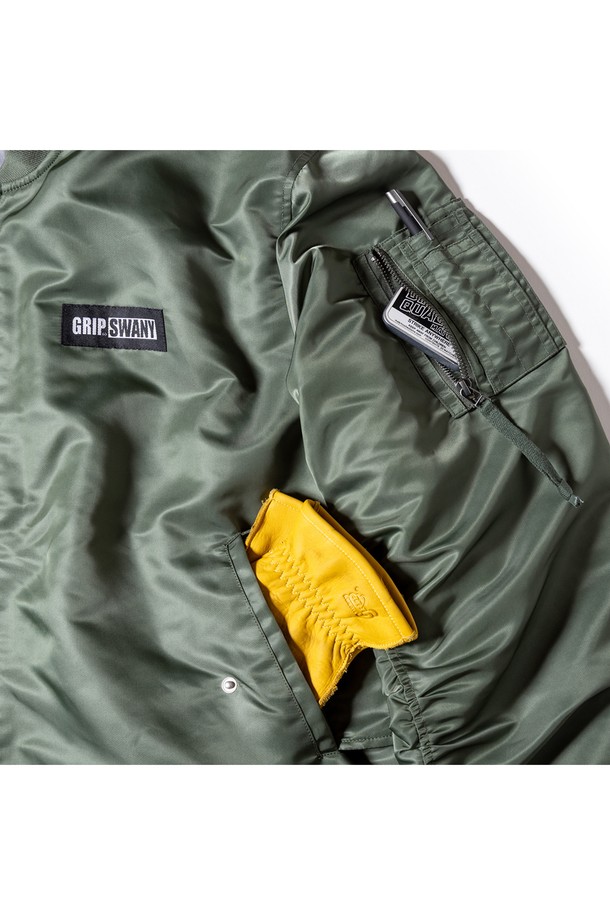 [GSMJ-057] 워터 리펠런트 플라이트 재킷 올리브는 캐주얼 및 워크웨어 스타일을 선호하는 남성 고객을 위한 아우터입니다. 봄, 가을 계절에 적합하며, 일상 및 여행룩에 활용하기 좋습니다. 넉넉한 두께감의 나일론 소재와 레귤러핏으로 제작되었으며, 발수 처리 기능이 있어 실용적입니다. 크롭 기장에 집업 여밈 방식, 허리 리브 디테일이 특징이며, 무지 디자인의 올리브 컬러가 밀리터리 무드를 더해줍니다. 긴 소매 기장의 플라이트 재킷으로, 다양한 스타일 연출이 가능합니다.
