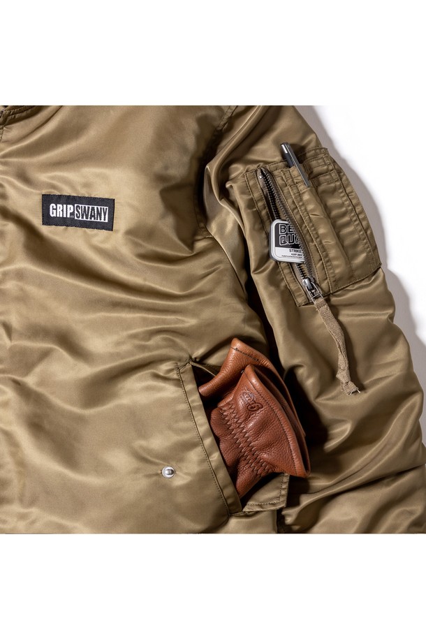 [GSMJ-057] 워터 리펠런트 플라이트 재킷 카키는 남성용 플라이트 재킷입니다. 봄, 가을 시즌에 적합하며, 캐주얼 및 미니멀 스타일을 연출할 수 있습니다. 무지 패턴의 레귤러핏으로, 허리 리브 디테일이 특징이며 발수 기능을 갖춘 나일론 소재의 긴소매 재킷입니다. 크롭 기장의 집업 스타일로, 부드러운 촉감을 선사합니다. 일상복으로 활용하기 좋은 아이템입니다.
