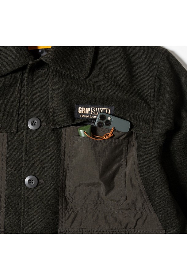 [GSMJ-058] 맥키노 재킷 블랙은 가을과 겨울, 출근룩에 어울리는 남성용 아우터입니다. 멜란지 패턴의 블랙 컬러 트위드 소재로 제작되었으며, 레귤러핏과 두꺼운 두께감으로 보온성을 높였습니다. 넉넉한 수납을 위한 대용량 패치 포켓과 레이어드 스타일링이 가능한 디자인이 특징입니다. 클래식, 캐주얼, 미니멀 스타일을 모두 아우르는 활용도 높은 맥키노 재킷입니다. 버튼 여밈 방식과 긴 소매 기장으로 편안함과 스타일을 동시에 제공합니다.
