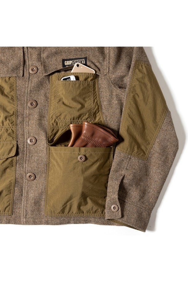 **[GSMJ-058] 맥키노 재킷 브라운**은 가을과 겨울, 일상과 출근룩, 모임룩에 모두 어울리는 남성용 아우터입니다. 멜란지 트위드 소재와 레귤러핏, 레귤러 기장으로 제작되었으며, 뻣뻣한 촉감과 두꺼운 두께감이 특징입니다. 버튼 여밈 방식에 긴 소매, 대용량 패치 포켓 디테일이 돋보이며, 레이어드하여 다양한 스타일 연출이 가능합니다. 캐주얼, 클래식, 워크웨어 스타일을 즐겨 입는 남성분들께 추천합니다.
