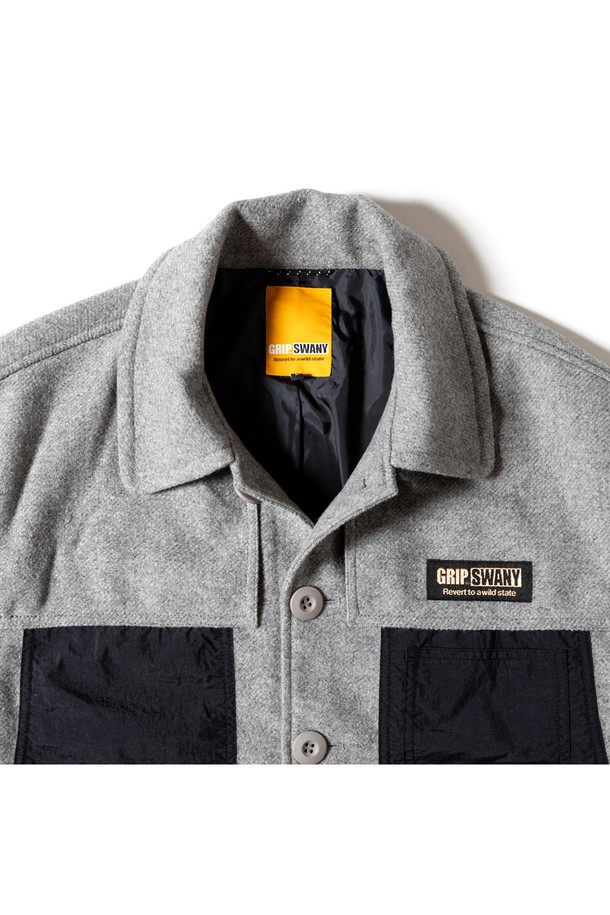 [GSMJ-058] 맥키노 재킷 그레이는 남성용 아우터로, 가을과 겨울에 착용하기 좋은 두꺼운 울 소재의 맥키노 코트입니다. 캐주얼, 클래식, 워크웨어 스타일을 아우르며, 멜란지 또는 트위드 패턴으로 제작되어 유틸리티한 무드를 연출합니다. 레귤러핏으로 편안하게 착용 가능하며, 넉넉한 사이즈의 대용량 패치 포켓이 특징입니다. 출근룩으로 활용하기 좋으며, 레이어드하여 다양한 스타일을 연출할 수 있습니다.
