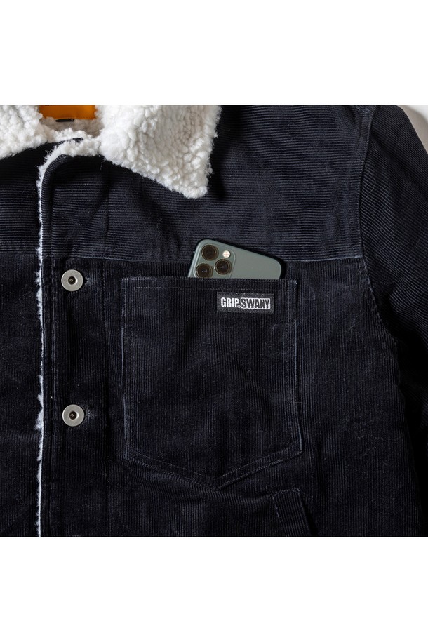 [GSMJ-059] 셔파 트러커 재킷 블랙은 캐주얼, 미니멀, 클래식 스타일을 아우르는 남녀 공용 아우터입니다. 부드러운 코듀로이 소재에 두꺼운 두께감으로 가을과 겨울철 따뜻하게 착용할 수 있으며, 안감은 보아 소재로 처리되었습니다. 숏 기장의 오버핏 디자인으로, 다양한 스타일의 레이어드가 가능하며, 무지 디자인과 블랙 컬러로 어떤 옷에도 쉽게 매치할 수 있습니다. 버튼 여밈 방식과 긴 소매 기장으로 편안함과 스타일을 동시에 잡았습니다.
