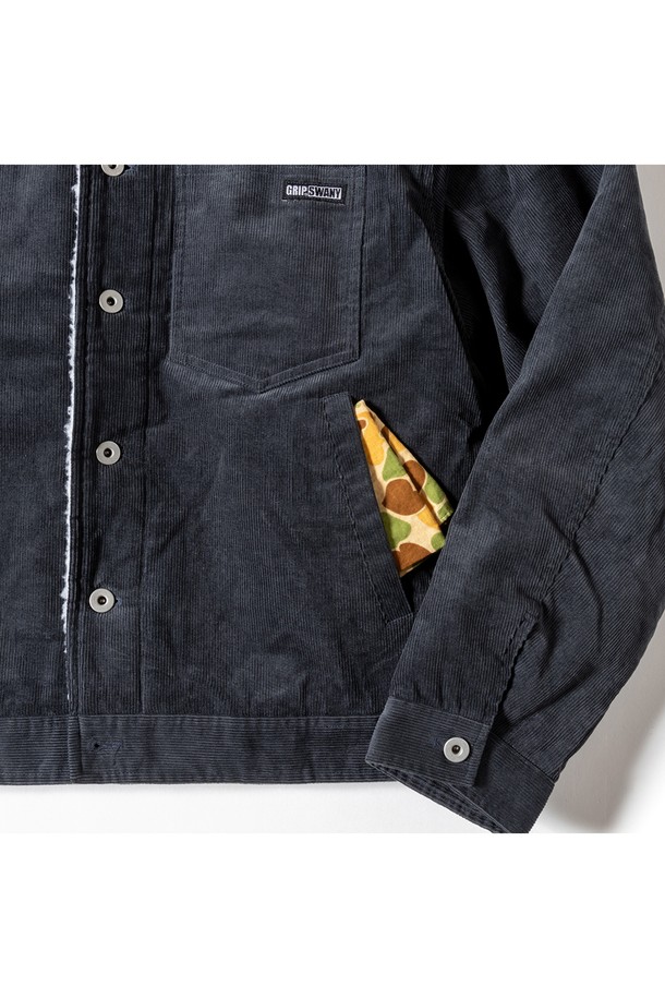 [GSMJ-059] 셔파 트러커 재킷 다크 그레이는 가을과 겨울, 쌀쌀한 날씨에 따뜻하게 입을 수 있는 남녀 공용 아우터입니다. 부드러운 코듀로이 소재에 두꺼운 두께감과 보아 안감으로 보온성을 높였으며, 오버핏으로 편안한 착용감을 제공합니다. 다크 그레이 컬러의 무지 디자인으로 출근룩, 모임룩 등 다양한 TPO에 활용 가능하며, 캐주얼, 스트리트, 미니멀 스타일을 모두 소화할 수 있습니다. 숏 기장의 트러커 디자인으로 레이어드하여 스타일리시하게 연출할 수 있습니다. 버튼 여밈 방식과 긴 소매 기장으로 편안함과 스타일을 모두 갖춘 제품입니다.
