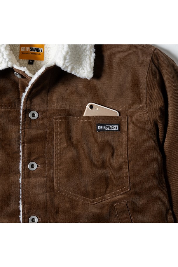 [GSMJ-059] SHERPA TRUCKER JACKET MOCHA는 남녀 모두 착용 가능한 오버핏 트러커 재킷입니다. 톤 다운된 모카 컬러의 코듀로이 소재로 제작되어 부드러운 촉감을 선사하며, 가을과 겨울에 따뜻하게 착용할 수 있습니다. 안감은 퍼(fur)로 되어 있어 보온성을 높였으며, 레이어드하여 다양한 스타일을 연출할 수 있습니다. 데이트룩, 출근룩 등 캐주얼, 클래식, 미니멀한 스타일에 모두 잘 어울립니다.
