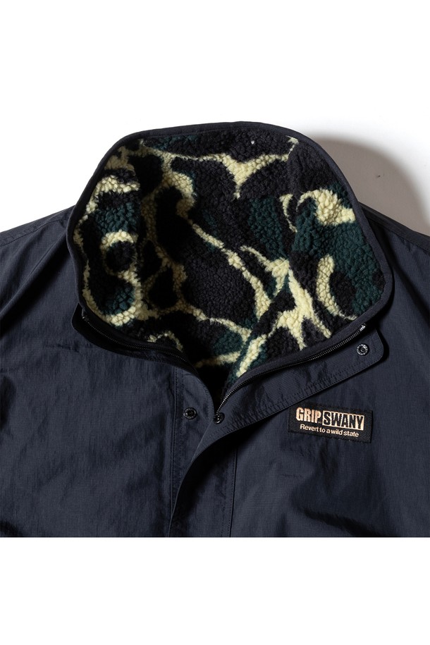 [GSMJ-060] 리버시블 재킷 4.0 블랙은 남성을 위한 아우터입니다. 가을과 겨울에 착용하기 적합하며, 두꺼운 두께감으로 보온성을 높였습니다. 
블랙 컬러의 레귤러핏 디자인으로, 밀리터리 및 캐주얼 스타일을 연출할 수 있습니다. 
나일론 소재의 발수 기능이 있어, 일상생활에서 실용적으로 활용 가능합니다. 
카모 패턴의 리버시블 스타일이며, 긴 소매와 집업 여밈 방식으로 편안하게 착용할 수 있습니다.
미니멀하고 캐주얼한 스타일을 선호하는 남성에게 적합한 아이템입니다.
