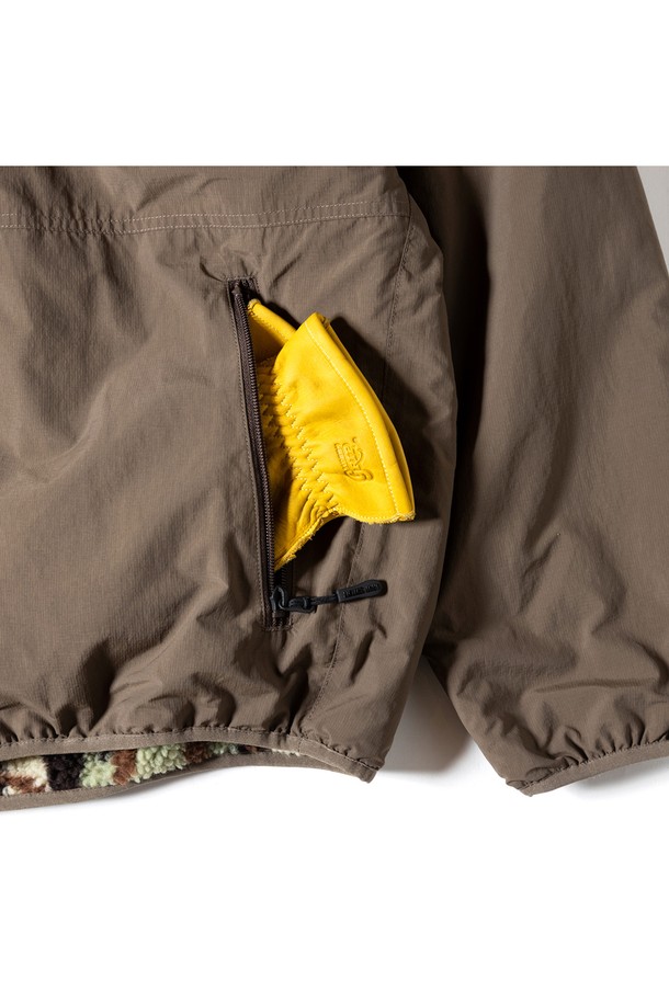 [GSMJ-060] 리버시블 재킷 4.0 브라운은 남성용 리버시블 자켓입니다. 가을과 겨울에 착용하기 좋으며, 밀리터리 및 캐주얼 스타일을 연출할 수 있습니다. 브라운 컬러의 카모 패턴 디자인에 레귤러핏으로 제작되었으며, 나일론 소재를 사용하여 두꺼운 두께감과 부드러운 촉감을 제공합니다. 발수 기능을 갖추고 있어 일상생활은 물론 여행룩과 캠핑룩에도 적합하며, 집업 여밈 방식과 긴 소매 기장으로 편안하게 착용할 수 있습니다.
