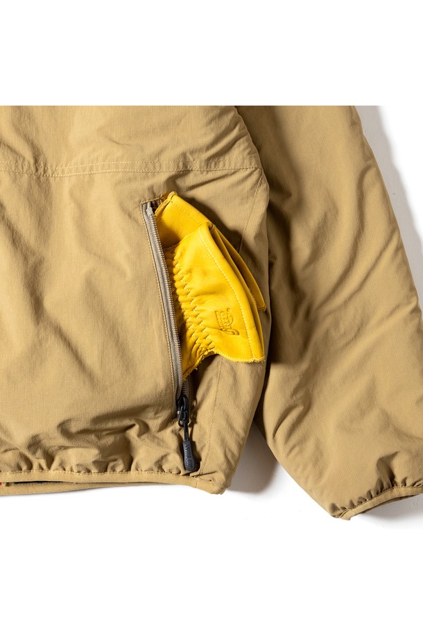 [GSMJ-060] 리버시블 재킷 4.0 베이지는 가을, 겨울 시즌 착용하기 좋은 아우터입니다. 베이지, 오렌지, 그린 세 가지 색상으로 출시되었으며, 밀리터리, 캐주얼 스타일을 모두 소화할 수 있습니다. 카모 패턴과 레귤러핏 디자인으로, 여행룩이나 캠핑룩, 고프코어 스타일을 연출하기 좋습니다. 두꺼운 두께감과 나일론, 보아 소재, 발수 기능으로 제작되어 실용성을 더했습니다. 집업 여밈 방식과 긴 소매 기장으로 편안하게 착용할 수 있는 리버시블 재킷입니다.
