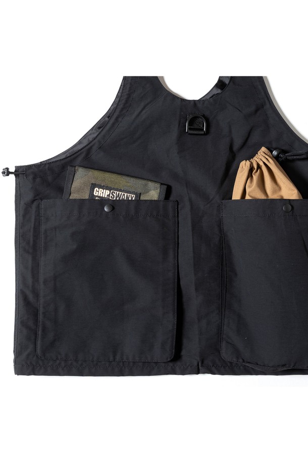 [GSMV-063] 기어 백 베스트 5.0 블랙은 아웃도어 활동과 일상에서 모두 활용 가능한 남성용 베스트입니다. 사계절 착용 가능하며, 밀리터리, 스포티 스타일을 연출할 수 있습니다. 레귤러 핏에 라운드넥 디자인으로, 뻣뻣한 촉감의 나일론, 폴리에스터 혼방 소재로 제작되었습니다. 다수의 수납공간과 지퍼 디테일, 2WAY 디자인, 토트백 변형 기능, 기어백 스타일을 갖춰 수납과 사이즈 조절이 용이합니다. 여행, 캠핑, 등산 등 다양한 TPO에 고프코어, 스포티, 워크웨어 스타일로 활용하기 좋습니다.

