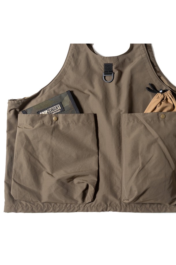 [GSMV-063] 기어 백 베스트 5.0 카키는 아웃도어 및 일상에서 활용하기 좋은 공용 베스트입니다. 봄, 가을에 적합하며, 밀리터리, 아웃도어 스타일을 연출할 수 있습니다. 60/40 크로스 소재를 사용하여 뻣뻣한 촉감을 주며, 백팩 수준의 수납력을 자랑합니다. 하단 지퍼를 열어 토트백으로 변형하여 2WAY 사용이 가능합니다. 여행, 캠핑, 등산 등 다양한 TPO(Time, Place, Occasion)에 고프코어, 캐주얼, 워크웨어 스타일로 연출해 보세요.
