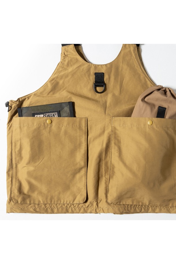 [GSMV-063] 기어 백 베스트 5.0 코요테는 아웃도어 및 일상에서 활용하기 좋은 남성용 베스트입니다. 밀리터리, 아웃도어 스타일을 연출하며, 사계절 착용 가능한 레귤러 기장의 민소매 디자인입니다. 나일론과 폴리에스테르 혼방 소재로 제작되어 튼튼하며, 무지 패턴의 코요테 컬러가 특징입니다. 라운드넥에 지퍼형 여밈 방식으로, 다양한 소지품을 수납할 수 있는 다수의 포켓과 토트백으로 변형 가능한 2WAY 디자인을 제공합니다. 여행, 캠핑, 등산 등 다양한 TPO에 캐주얼, 고프코어, 워크웨어 스타일로 활용하기 좋습니다.
