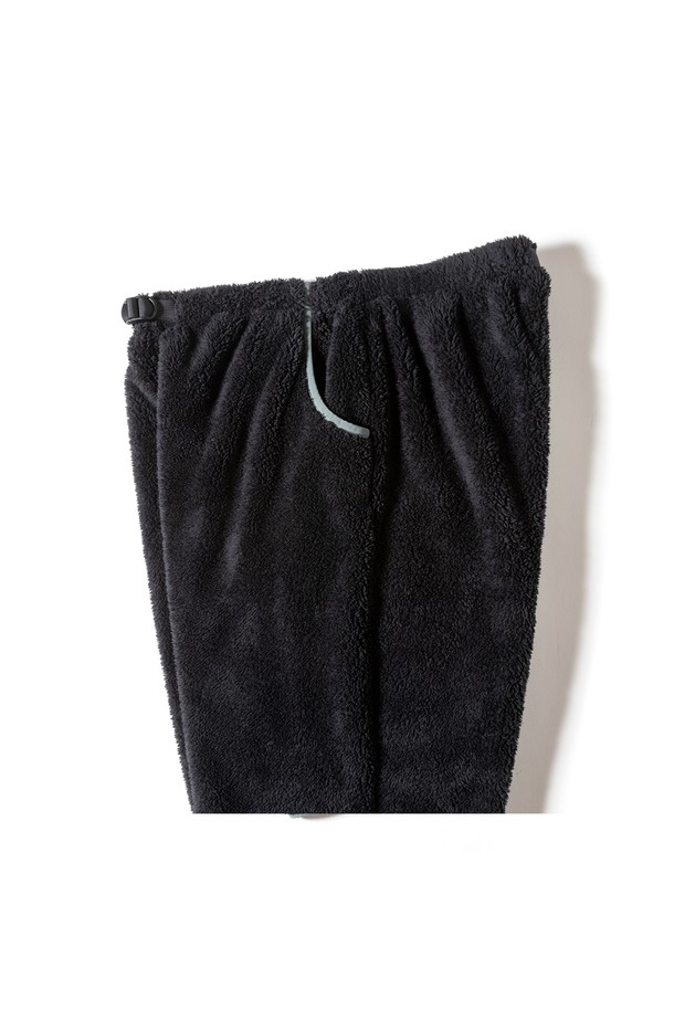 [GSMCP-064] CORAL FLEECE PANTS BLACK은 겨울철 따뜻함을 책임지는 블랙 컬러의 코랄 플리스 팬츠입니다. 부드러운 촉감과 푹신한 착용감으로 편안함을 선사하며, 일상 및 방한용으로 활용하기 좋습니다. 밴딩 처리로 활동성을 높였으며, 레귤러핏 디자인으로 캐주얼한 스타일을 연출합니다. 두꺼운 두께감의 플리스 소재로 보온성을 극대화하여 추운 날씨에도 따뜻하게 입을 수 있습니다. 세탁 시에는 세탁망 사용 및 찬물 세탁을 권장하며, 건조기 사용은 피해주세요.
