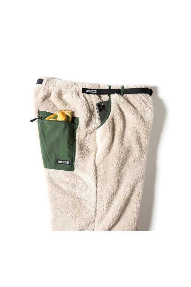 [GSMCP-064] 코랄 플리스 팬츠 라이트 베이지는 부드러운 코랄 플리스 소재로 제작되어 푹신한 촉감과 뛰어난 보온성을 제공하는 겨울철 필수 아이템입니다. 일상, 산책, 여행 등 다양한 TPO에 활용하기 좋은 캐주얼 스타일의 레귤러핏 긴 바지입니다. 라이트 베이지 컬러의 무지 디자인으로 미니멀하고 클래식한 분위기를 연출합니다. 밴딩 처리되어 편안한 착용감을 선사하며, 두꺼운 두께감으로 따뜻하게 몸을 감싸줍니다. 세탁 시에는 세탁망 사용 및 찬물 세탁을 권장하며, 건조기 사용은 피해주세요.
