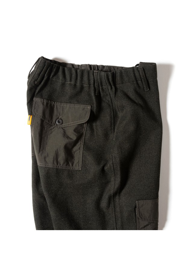 [GSMP-066] 울 라이크 필드 팬츠 카키는 남성용 바지로, 가을과 겨울에 착용하기 좋은 긴 기장의 필드 팬츠입니다. 울 소재를 사용하여 부드러운 촉감과 두꺼운 두께감을 제공하며, 레귤러 핏으로 편안하게 착용할 수 있습니다. 밀리터리 및 워크웨어 스타일을 기반으로 하여 출근룩과 비즈니스 캐주얼, 클래식, 워크웨어, 미니멀 스타일에도 잘 어울립니다. 카키 색상의 무지 디자인에 무릎 보강과 포켓 디테일, 멜란지 원단으로 포인트를 더했습니다.
