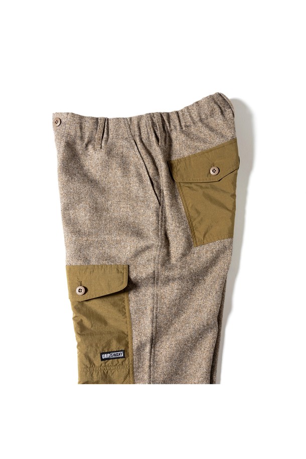 [GSMP-066] 울 라이크 필드 팬츠 브라운은 가을, 겨울 시즌 남성 고객을 위한 레귤러핏 긴바지입니다. 울 소재 특유의 부드러운 촉감과 멜란지 텍스처가 특징이며, 일상 및 아웃도어 활동에 적합합니다. 밀리터리, 워크웨어 스타일을 기반으로 무릎 보강과 포켓 디테일, 밴딩 처리로 활동성을 높였습니다. 넉넉한 두께감으로 보온성을 제공하며 출근룩, 캠핑룩 등 다양한 TPO에 클래식, 워크웨어, 미니멀 스타일로 활용하기 좋습니다.
