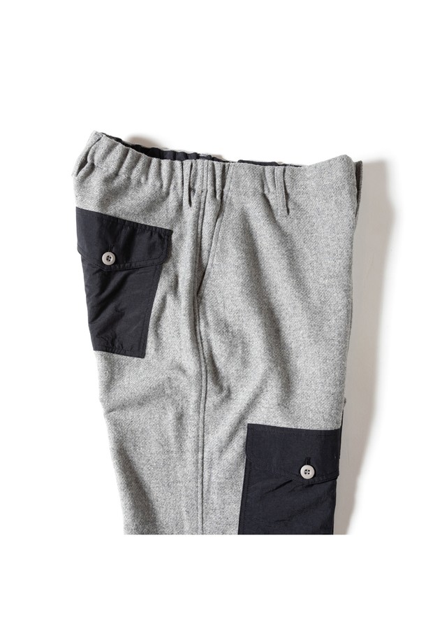 [GSMP-066] 울 라이크 필드 팬츠 그레이는 가을, 겨울 시즌에 어울리는 남성용 필드 팬츠입니다. 멜란지 패턴의 울 라이크 소재를 사용하여 부드러운 촉감과 트위드 느낌을 살렸으며, 레귤러 핏으로 편안하게 착용 가능합니다. 일상 및 아웃도어 활동 모두에 적합하며, 무릎 보강과 포켓 디테일로 실용성을 더했습니다. 워크웨어와 밀리터리 스타일을 결합하여 클래식하면서도 미니멀한 무드를 연출하며, 출근룩으로도 활용하기 좋습니다. 관리 또한 용이합니다.
