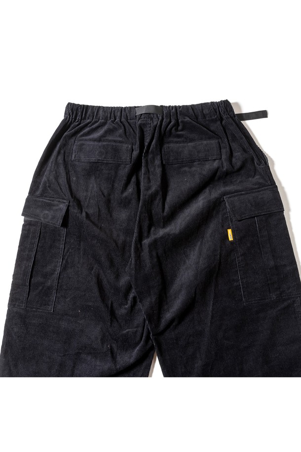 [GSMP-067] 코듀로이 부쉬 팬츠 블랙은 밀리터리 스타일과 캐주얼 무드를 동시에 느낄 수 있는 남성용 긴바지입니다. 가을과 겨울에 적합한 두꺼운 두께의 코듀로이와 면 혼방 소재로 제작되어 따뜻하고 편안한 착용감을 제공합니다. 루즈핏으로 활동성을 높였으며, 밀리터리 스타일 포켓 디테일과 밑단 스트링으로 포인트를 더했습니다. 허리 부분은 스핀들 테이프와 당김 손잡이로 조절 가능하며, 캠핑룩이나 워크웨어 스타일 연출에 활용하기 좋습니다. 블랙 컬러의 무지 디자인으로 다양한 상의와 손쉽게 매치할 수 있습니다.
