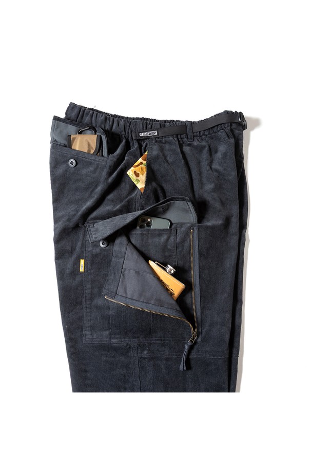 [GSMP-067] 코듀로이 부쉬 팬츠 다크 그레이는 가을, 겨울 시즌에 어울리는 남성용 바지입니다. 두꺼운 코듀로이와 면 혼방 소재로 제작되어 따뜻하고 편안한 착용감을 제공합니다. 다크 그레이 컬러의 무지 디자인에 레귤러 핏으로, 밀리터리 및 캐주얼 스타일을 연출하기 좋습니다. 밑단 스트링과 포켓 디테일이 돋보이며, 스핀들 테이프 밴딩으로 허리 조절이 용이합니다. 일상복으로 활용하기 좋은 실용적인 아이템입니다.
