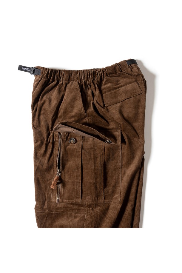 [GSMP-067] 코듀로이 부쉬 팬츠 모카는 가을, 겨울 시즌에 어울리는 남성용 긴바지입니다. 밀리터리, 캐주얼 스타일을 아우르는 디자인으로, 밴딩 허리와 루즈핏으로 편안한 착용감을 제공합니다. 부드러운 코듀로이와 면 혼방 소재로 제작되었으며, 두꺼운 두께감으로 따뜻함을 더합니다. 스핀들 테이프 당김 손잡이, 밑단 스트링, 포켓 디테일이 특징이며, 캠핑룩, 산책룩, 캐주얼, 클래식, 워크웨어 스타일을 연출하기 좋습니다. 무지 디자인의 모카 컬러로 다양한 상의와 손쉽게 매치할 수 있습니다.
