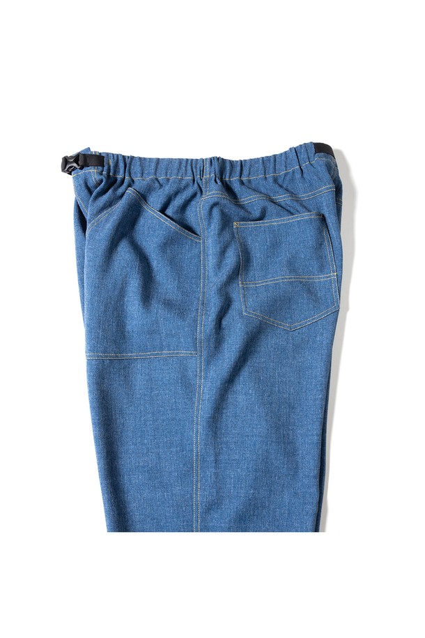 [GSMP-068] 데님 라이크 팬츠 루즈 핏 라이트 인디고는 캐주얼 스타일을 위한 데님 팬츠입니다. 봄, 여름 시즌에 적합하며, 가볍고 부드러운 촉감의 데님 소재로 제작되었습니다. 루즈핏, 와이드, 테이퍼드 핏을 아우르는 디자인으로 편안한 착용감을 선사하며, UV 차단, 속건, 항균 기능을 갖추었습니다. 라이트 인디고 컬러와 무지 패턴으로 미니멀한 스타일을 연출하기 좋습니다.
